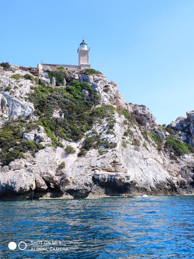 Квартира В Центре Города-Курорта Рядом С Пляжем Loutraki  Exterior photo